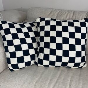 BellaLux Pair of Checkered White and Black   20 x 20 Soft Knit Pillows